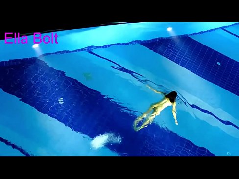 ❤️ No puedo dejar de mirar, joven rubia pillada nadando desnuda en la piscina del complejo ELLA BOLT Video de porno en es.passiveincome1.ru ❌️