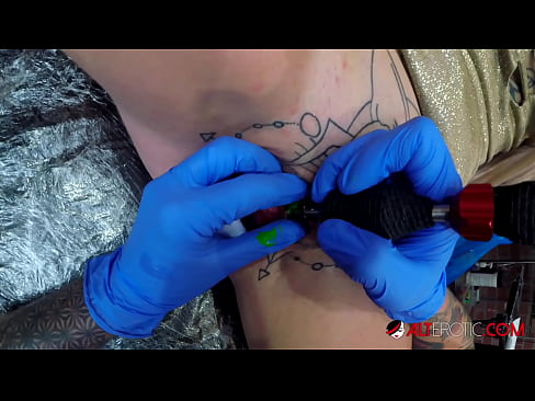❤️ Extremadamente tatuado hottie Sully Savage consiguió un tatuaje en su clítoris Video de porno en es.passiveincome1.ru ❌️