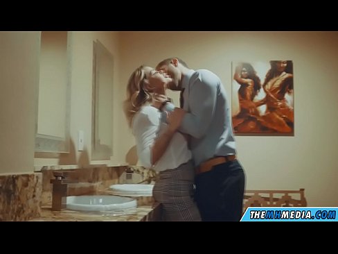 ❤️ Cuando una rubia tetona te seduce en un baño público Video de porno en es.passiveincome1.ru ❌️